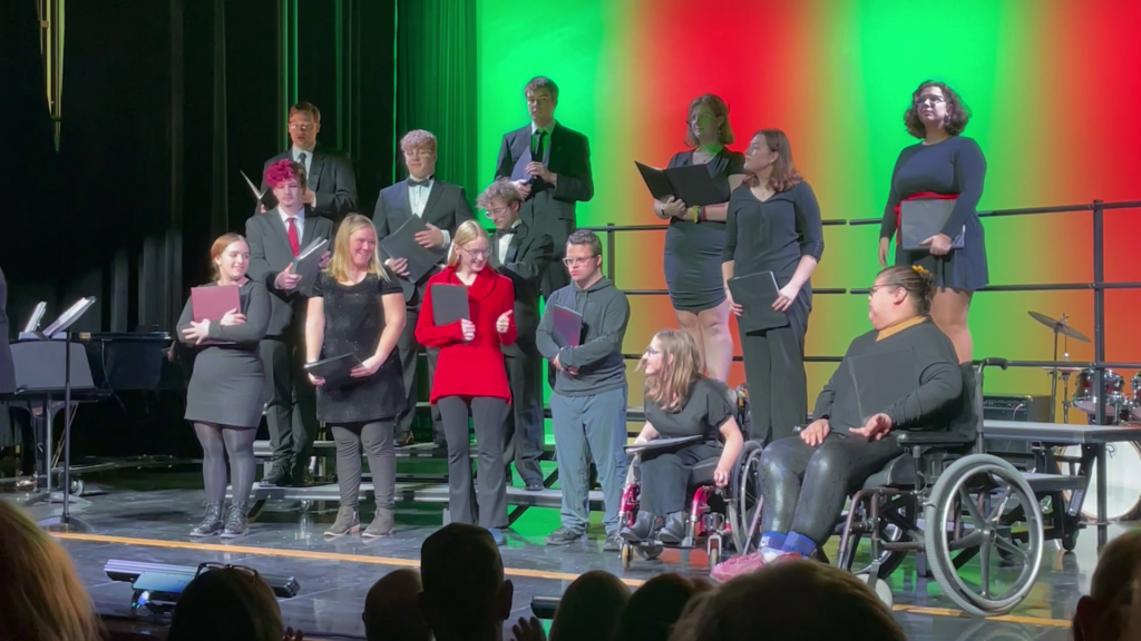 终身大学 students join JWCC chorus for a Christmas song